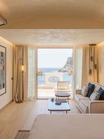 Helles Hotelzimmer mit Balkon und atemberaubendem Meerblick