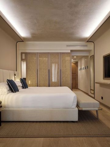 Modernes Schlafzimmer mit dezentem Licht und komfortablem Bett