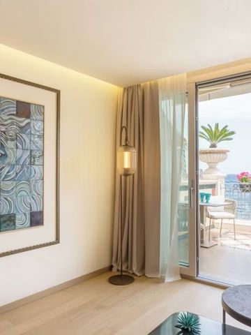 Luxuriöses Zimmer mit Meerblick und künstlerischer Dekoration