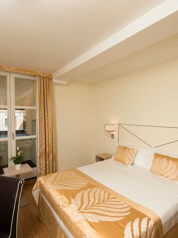 Gemütliches Doppelzimmer mit Balkon und hellen Akzenten.