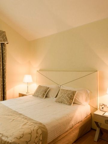 Gemütliches Hotelzimmer mit Doppelbett und dezenter Beleuchtung