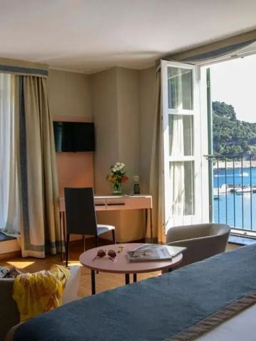 Hotelzimmer mit Meerblick und offener Balkontür