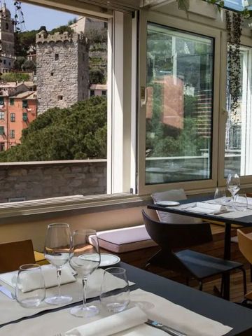 Restaurant mit Fensterblick auf historische Gebäude und Burg