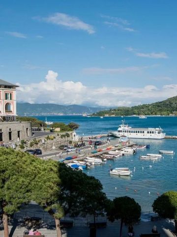 Hotelgebäude mit Blick auf eine Hafenlandschaft und Boote
