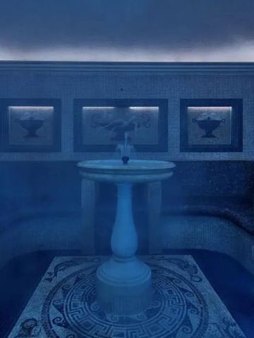 Stimmungsvoller Wellnessbereich mit Dampfbad und Mosaikdekorationen.