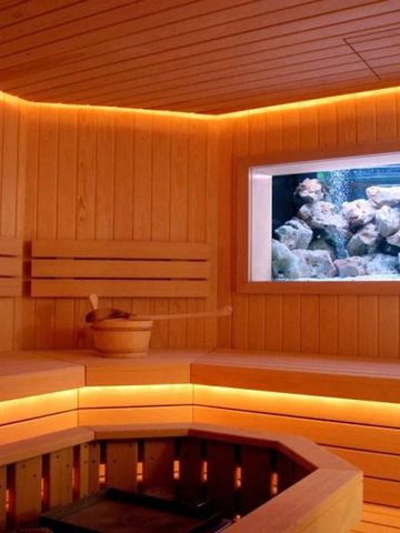 Elegante Holzsauna mit Aquarium im Grand Hotel Quisisana