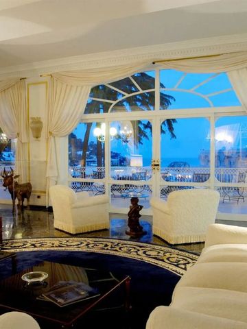 Luxuriöse Hotel-Lounge mit großen Fenstern und Meerblick