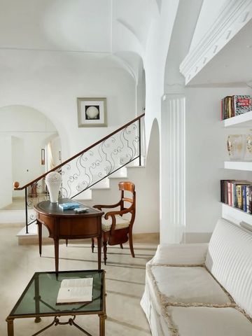 Eleganter Loungebereich mit Bücherregal und klassischer Einrichtung