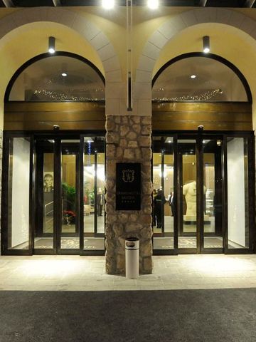 Hoteleingang mit eleganter Steinarchitektur bei Nacht