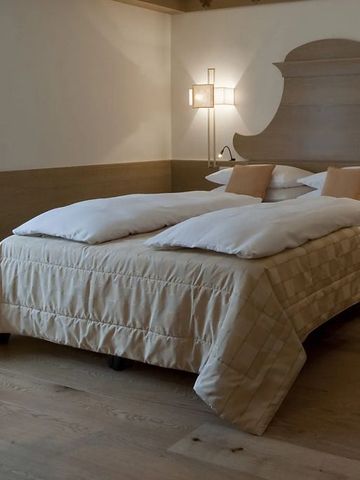 Gemütliches Hotelzimmer mit Doppelbett und Holzakzenten