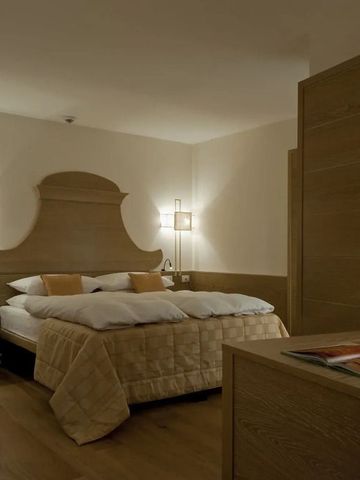 Luxuriöses Schlafzimmer mit edler Beleuchtung und Holzmöbeln