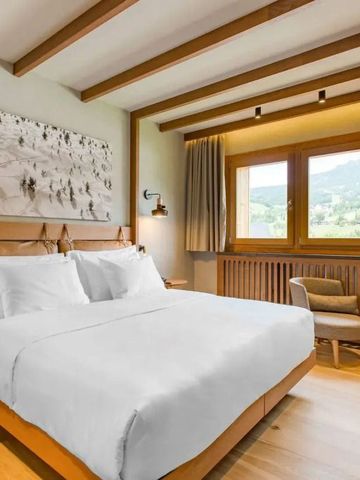 Modernes Hotelzimmer mit großen Fenstern und Bergblick