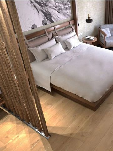 Modern eingerichtetes Zimmer mit Holzakzenten und gemütlichem Sessel