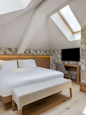 Dachzimmer mit Oberlicht und hellem Interieur