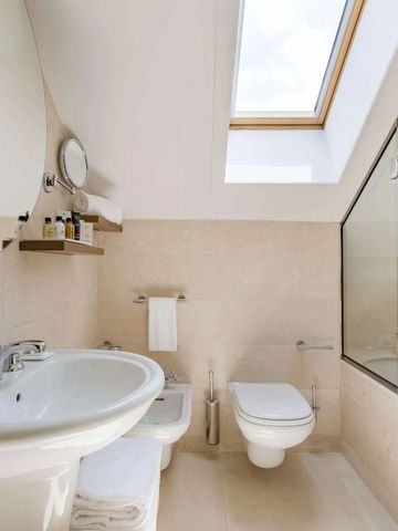 Modernes Badezimmer mit Oberlicht und eleganten Armaturen