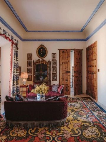 Stilvoll eingerichtetes Zimmer im Grand Hotel Son Net mit antiken Möbeln und kunstvollen Teppichen.