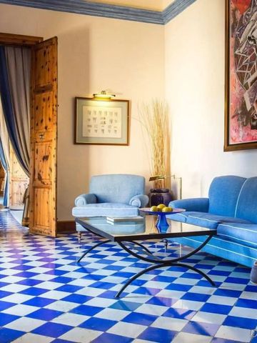 Lebendiger Raum mit blau-weißem Schachbrettboden und gemütlichen Sitzmöbeln im Hotel.