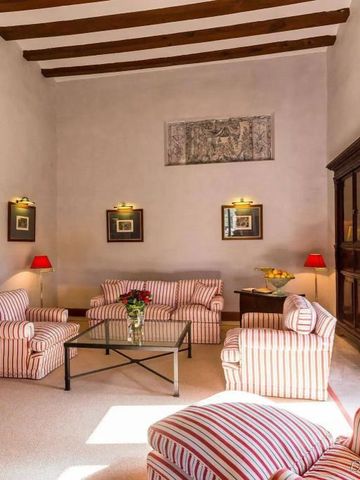 Klassischer Lounge-Bereich mit gestreiften Sesseln und Dekoration im Grand Hotel Son Net.