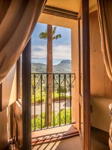 Balkonaussicht mit Vorhängen auf malerische Landschaft