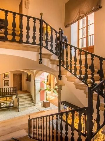 Eine elegante Treppe in einem stilvollen Eingangsbereich mit reichlich Licht