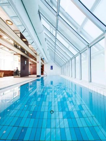 Beheizter Innenpool mit Glasdach und modernem Design