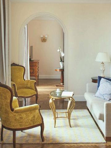 Wohnbereich mit klassischen Sesseln und Sofa in elegant eingerichteter Suite