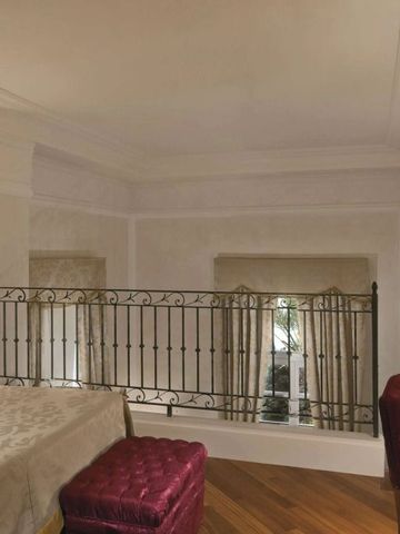 Elegantes Schlafzimmer mit edler Einrichtung und Balkonblick