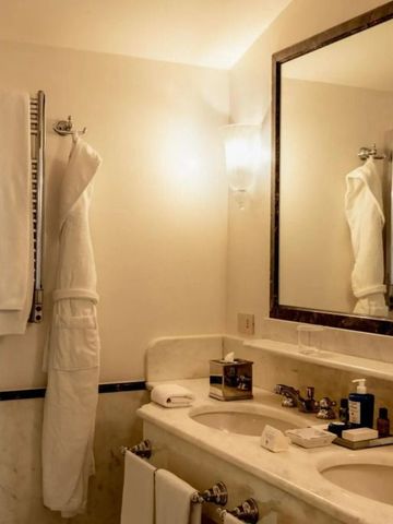 Gemütliches Badezimmer mit doppeltem Waschbecken und eleganter Beleuchtung