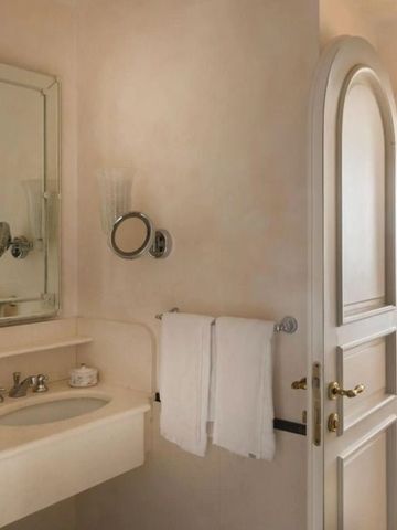 Helles Badezimmer mit sanften Tönen und klassischer Einrichtung