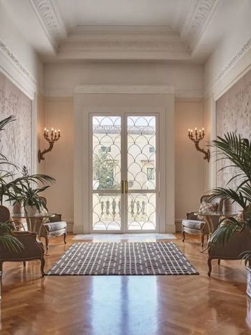 Eleganter Flur mit Lehnstühlen und Pflanzen klassisch dekoriert