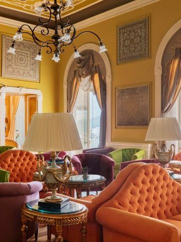 Eleganter Lounge-Bereich mit luxuriösen Möbeln und Kronleuchter