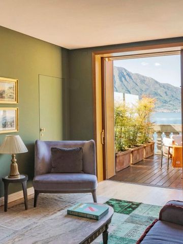 Helles Zimmer mit Balkonblick auf den Comer See