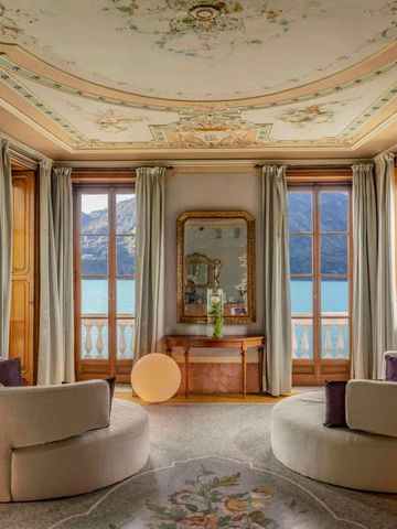 Luxuriöser Salon mit Panoramafenstern und Seeblick