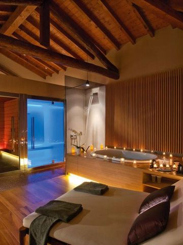 Luxuriöser Wellnessbereich mit Sauna und Kerzenlicht.