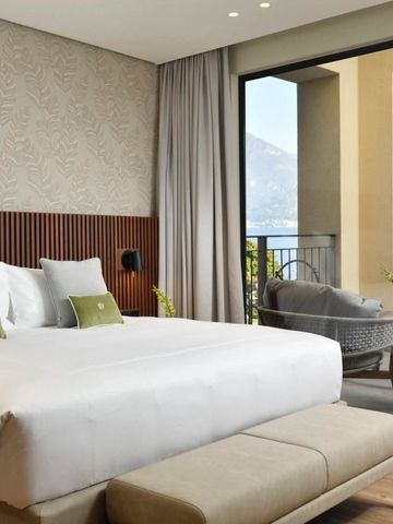 Luxuriöses Zimmer mit King-Size-Bett und Balkon mit Seeblick