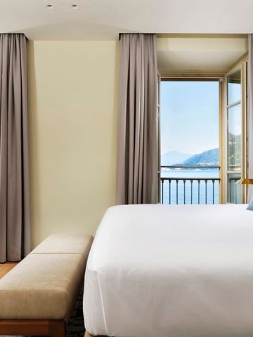 Helles Zimmer mit Panoramafenstern und Seeblick