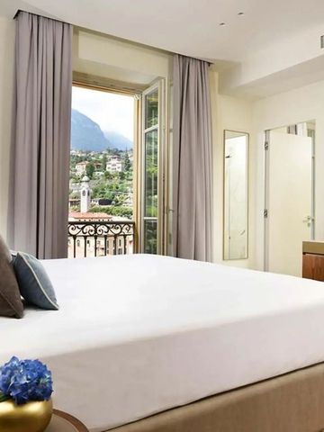 Helles Zimmer mit Balkon, Bergblick und stilvollen Akzenten.