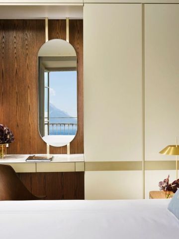 Helle Suite mit Holzdekor und Meerblick durch das Fenster