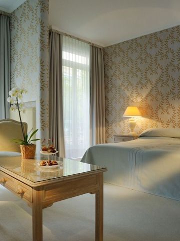 Hotelzimmer mit stilvollem Interieur und feiner Beleuchtung