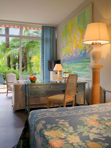 Elegantes Zimmer mit Kunstwerk und Blick auf den Garten