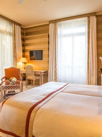 Elegantes Hotelzimmer mit Doppelbett bei Tageslicht