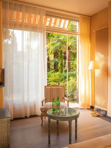 Sonnendurchflutetes Wohnzimmer mit Blick auf den Garten