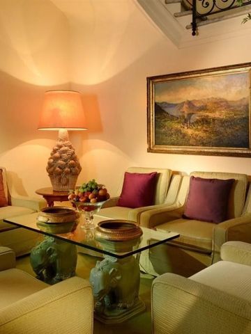 Gemütliche Lounge mit eleganter Beleuchtung und stilvoller Dekoration