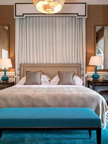 Luxuriöses Doppelzimmer mit eleganter Dekoration und blauen Akzenten