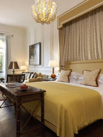 Elegantes Hotelzimmer mit Doppelbett und stilvollen Holzmöbeln