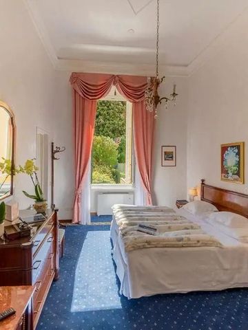 Helles Hotelzimmer mit großem Fenster und edler Dekoration.