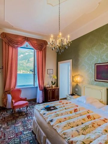 Hotelzimmer mit Seeblick und nostalgischem Dekor.