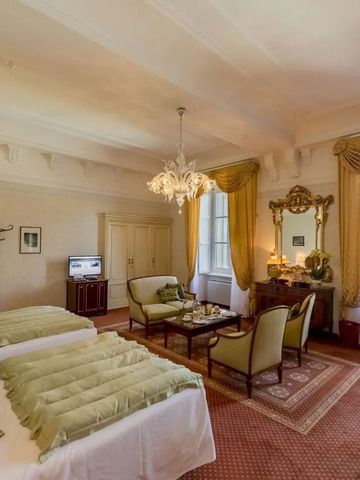 Elegantes Doppelzimmer mit klassischer Einrichtung und Seeblick