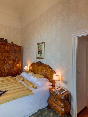 Klassisches Schlafzimmer mit Holzmöbeln und gemütlicher Atmosphäre