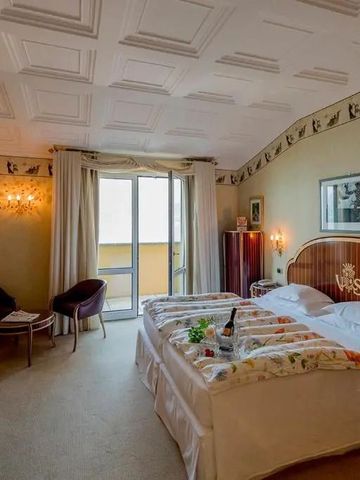 Doppelzimmer mit elegantem Dekor und Balkon